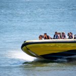 Thrilling speedboat ride with passengers exploring the Tejo River in Lisbon, Portugal. — TB-500 : Guide Complet sur le Cours